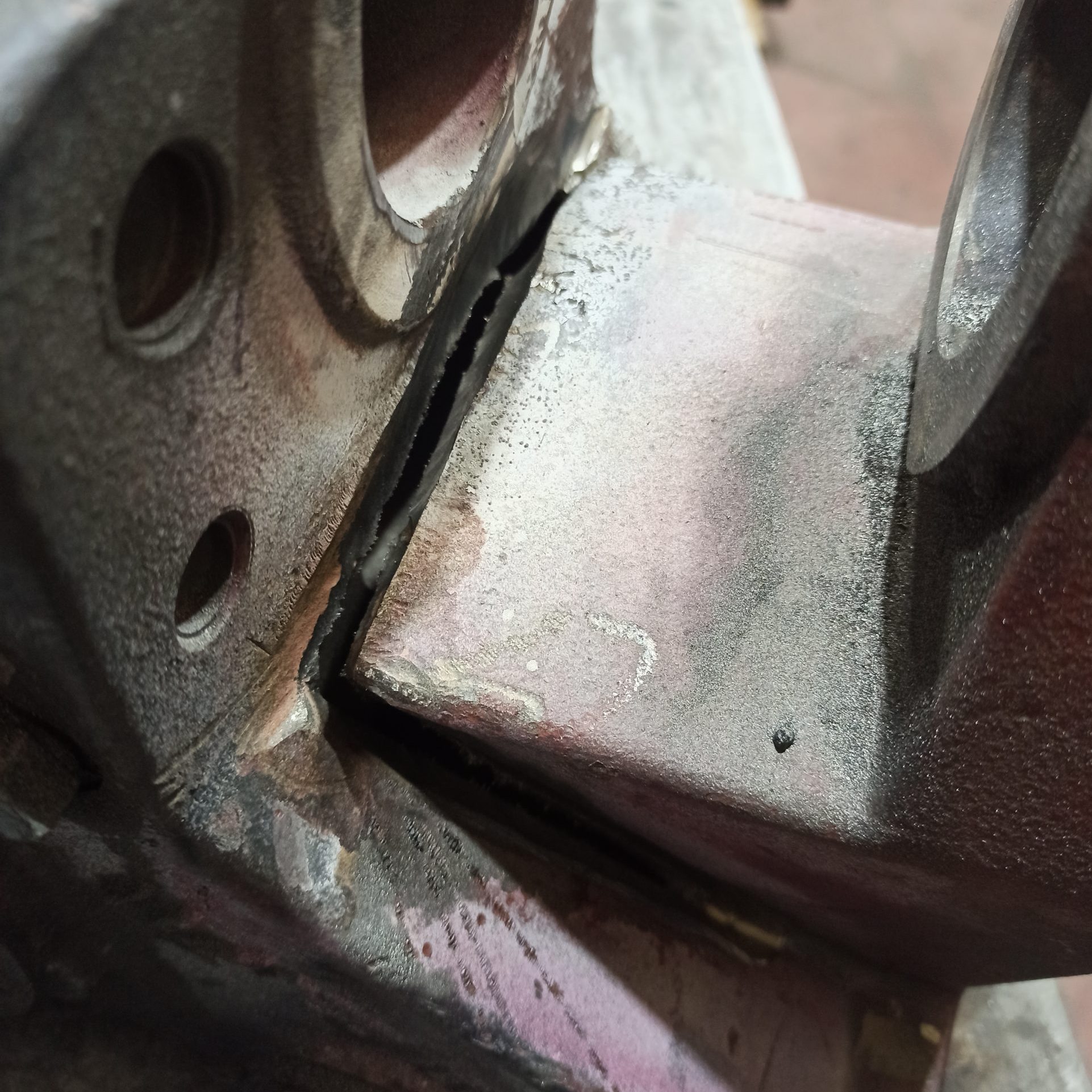 Recuperación fisuras carcasa de fundición